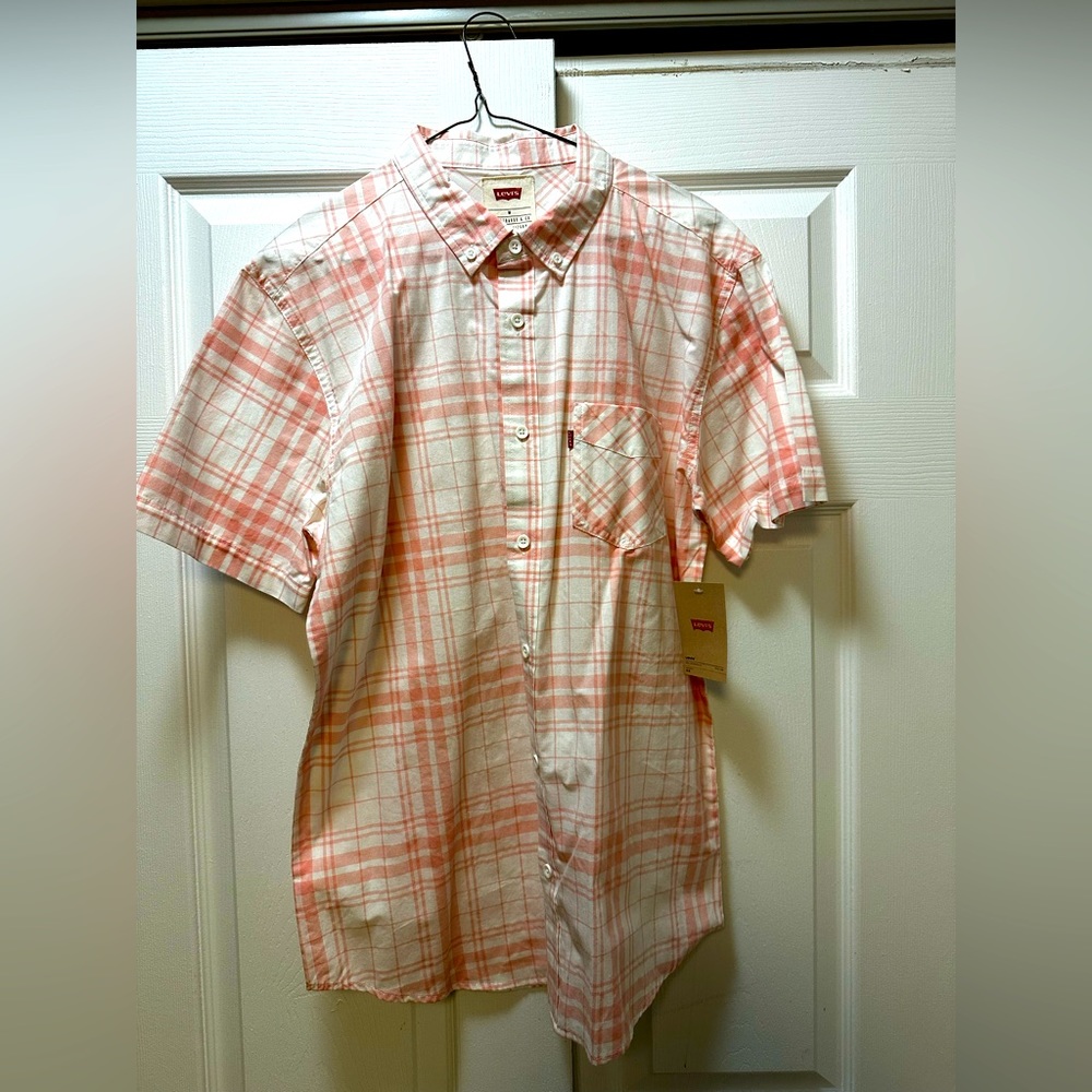 White and Pink plaid Levi’s short sleeve button down shirt